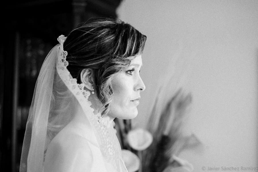 Bride getting ready wedding Spain. wedding photographer reportag